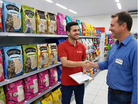 Parceiros comerciais em acordo no ponto de venda